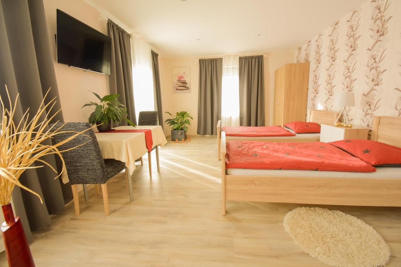 Mainzimmer - Business Apartments Hasloch  Buitenkant foto